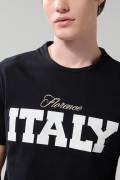 Camiseta cuello redondo negra con texto college blanco