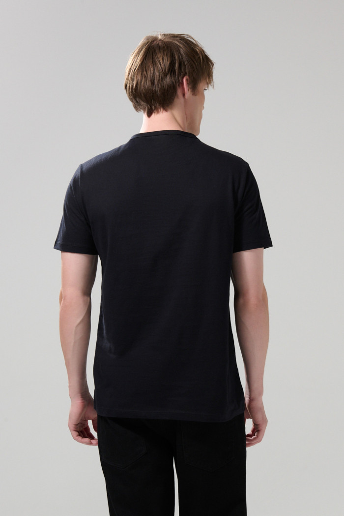 Camiseta cuello redondo negra con texto college blanco