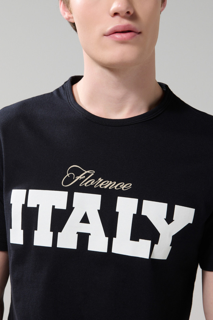 Camiseta cuello redondo negra con texto college blanco