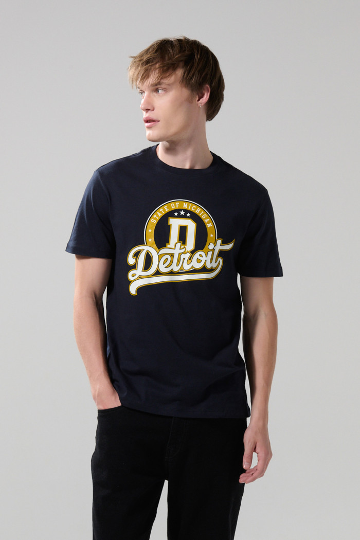 Camiseta azul intensa ajustada manga corta con arte college