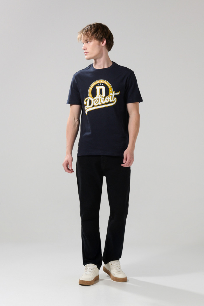 Camiseta azul intensa ajustada manga corta con arte college