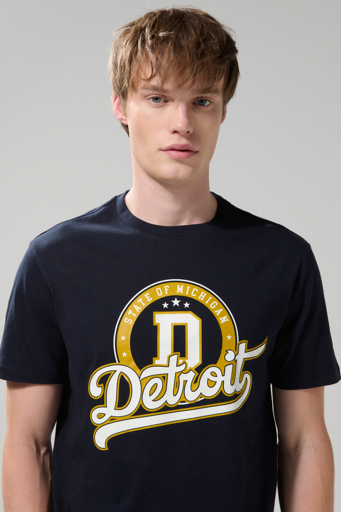 Camiseta azul intensa ajustada manga corta con arte college