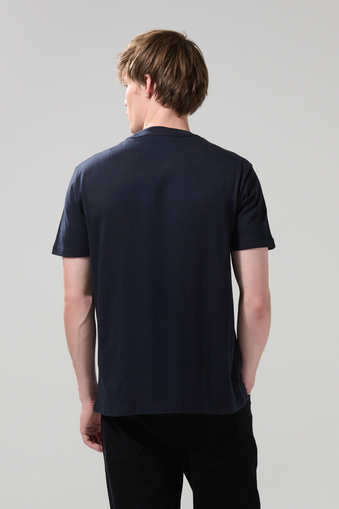 Camiseta azul intensa ajustada manga corta con arte college
