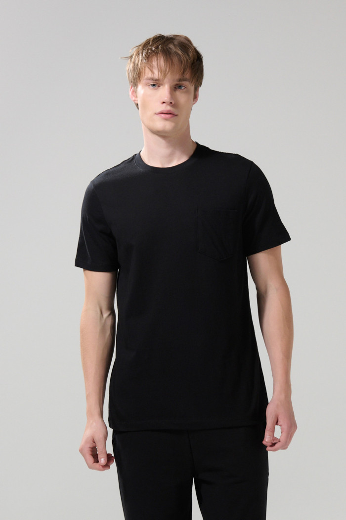 Camiseta unicolor con bolsillo en el pecho y manga corta