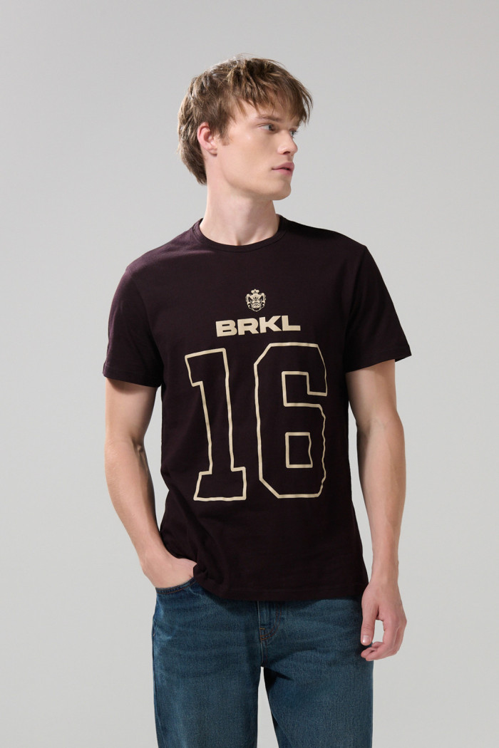 Camiseta negra con cuello redondo y texto college en frente