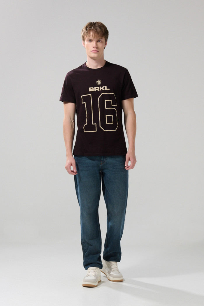 Camiseta negra con cuello redondo y texto college en frente
