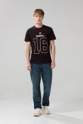 Camiseta negra con cuello redondo y texto college en frente