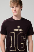 Camiseta negra con cuello redondo y texto college en frente