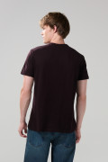 Camiseta negra con cuello redondo y texto college en frente