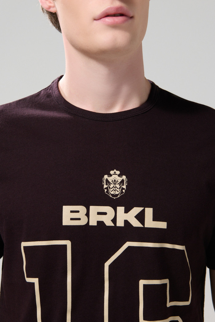 Camiseta negra con cuello redondo y texto college en frente