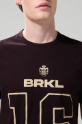 Camiseta negra con cuello redondo y texto college en frente