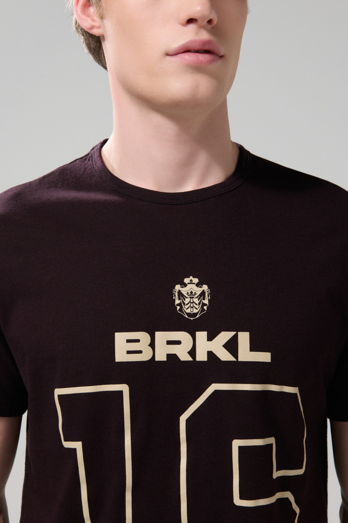 Camiseta negra con cuello redondo y texto college en frente