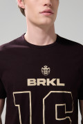Camiseta negra con cuello redondo y texto college en frente