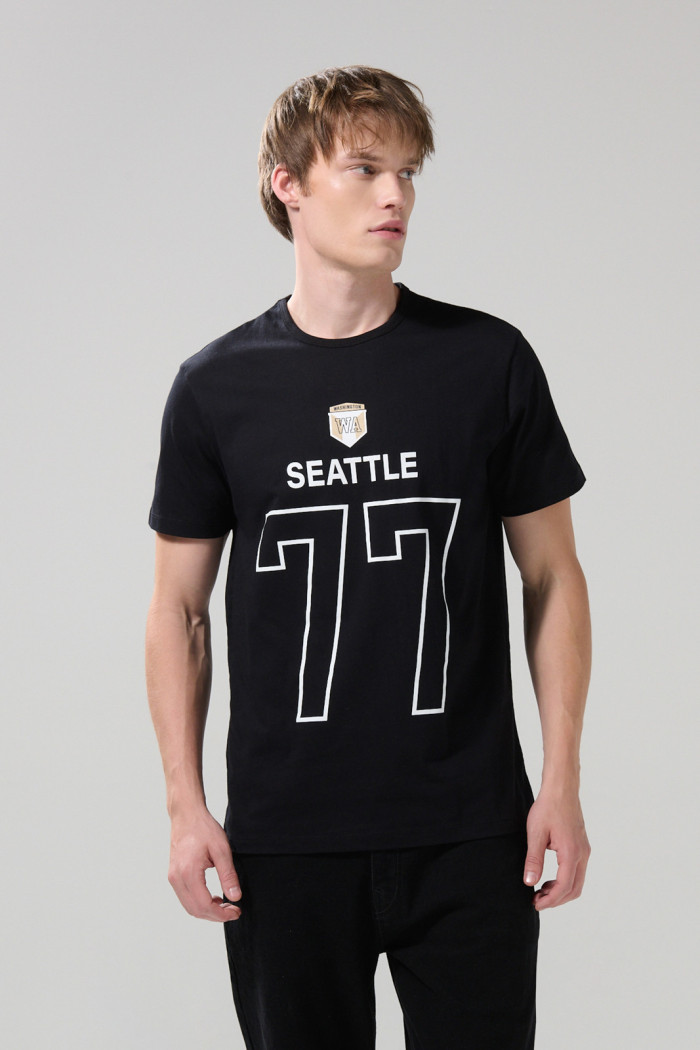 Camiseta manga corta negra college en algodón