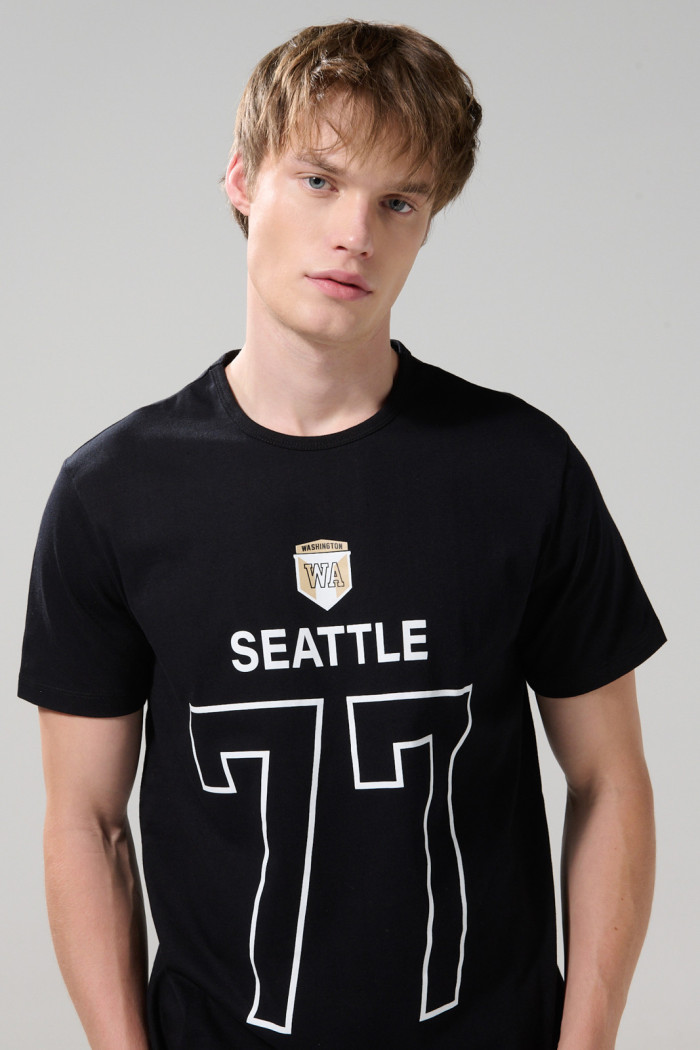 Camiseta manga corta negra college en algodón