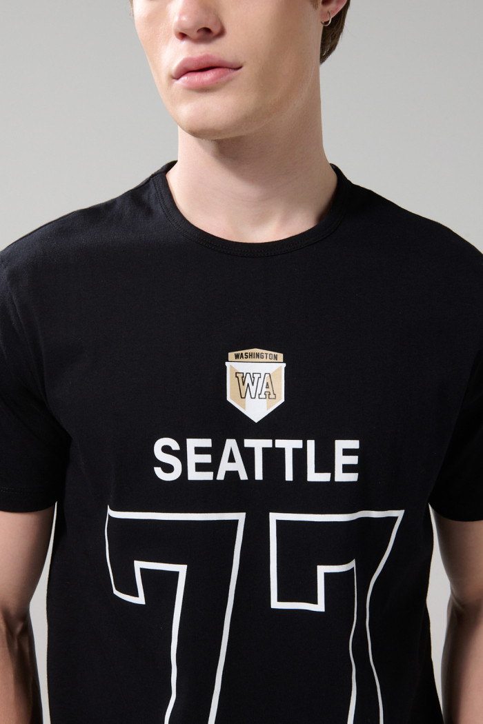 Camiseta manga corta negra college en algodón