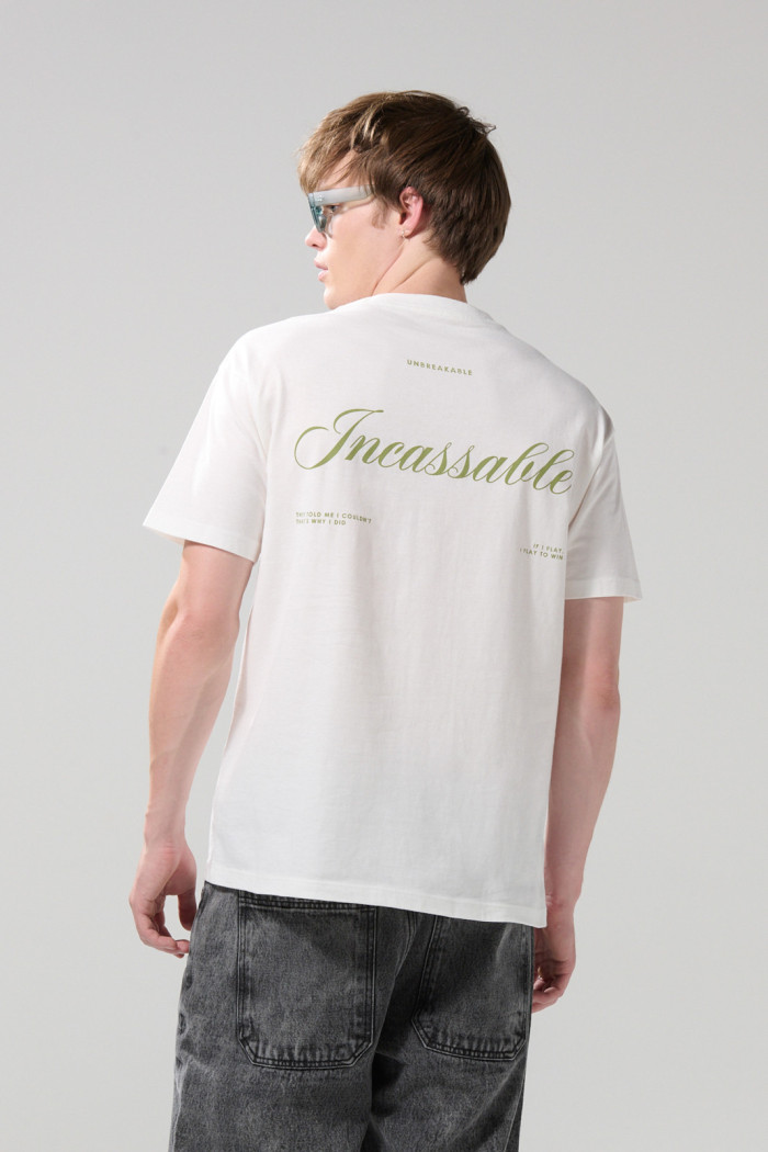 Camiseta cuello redondo crema con textos estampados