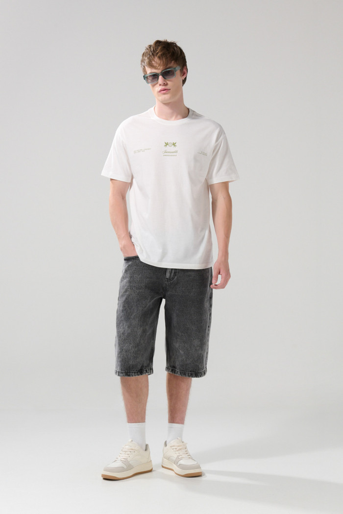 Camiseta cuello redondo crema con textos estampados