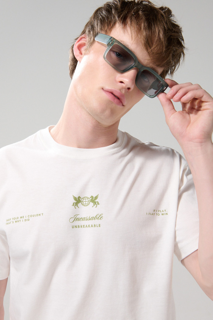 Camiseta cuello redondo crema con textos estampados