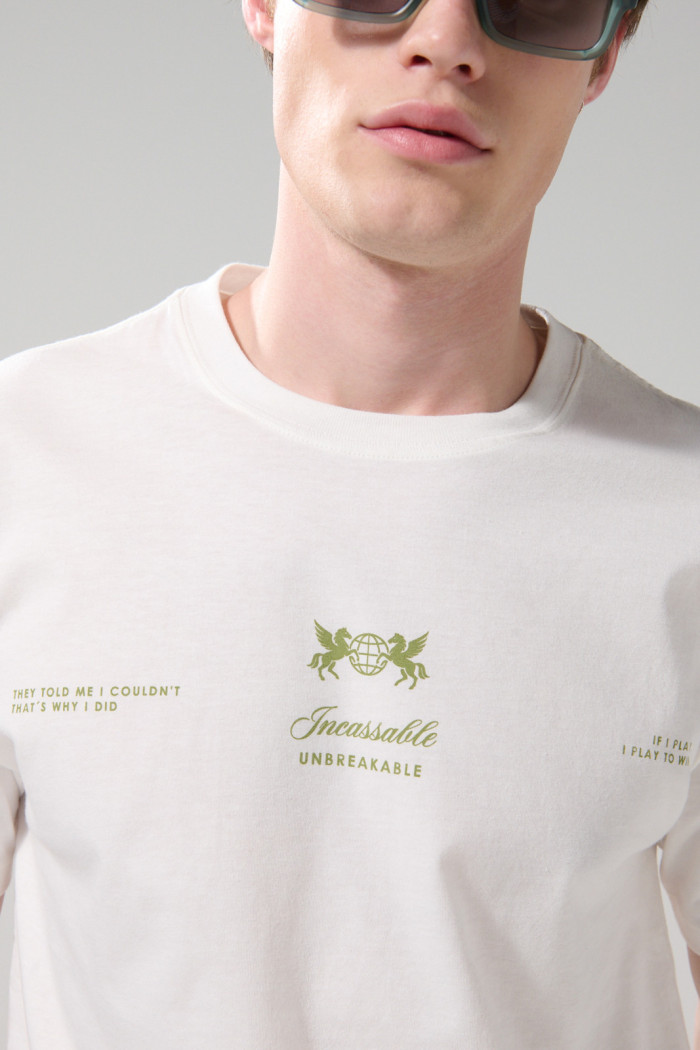 Camiseta cuello redondo crema con textos estampados