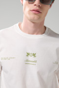 Camiseta cuello redondo crema con textos estampados