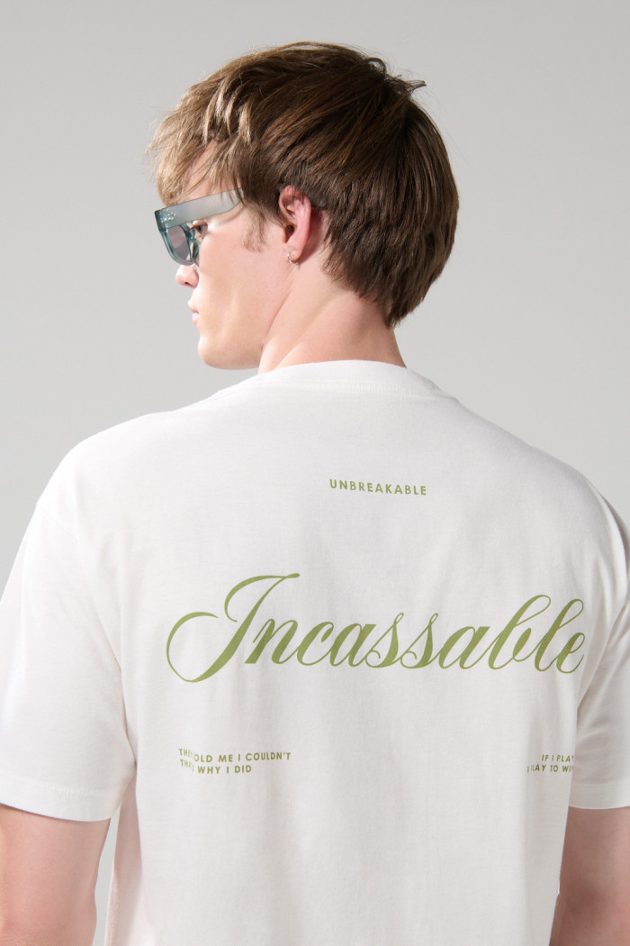 Camiseta cuello redondo crema con textos estampados
