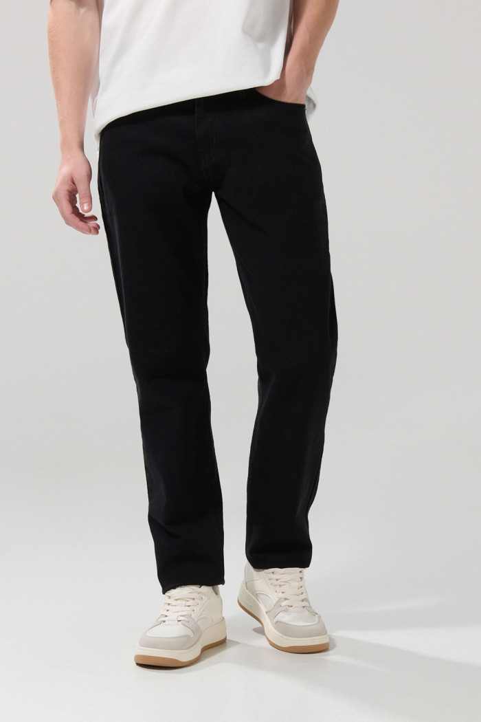 Jean tiro bajo negro slim con 5 bolsillos y cremallera
