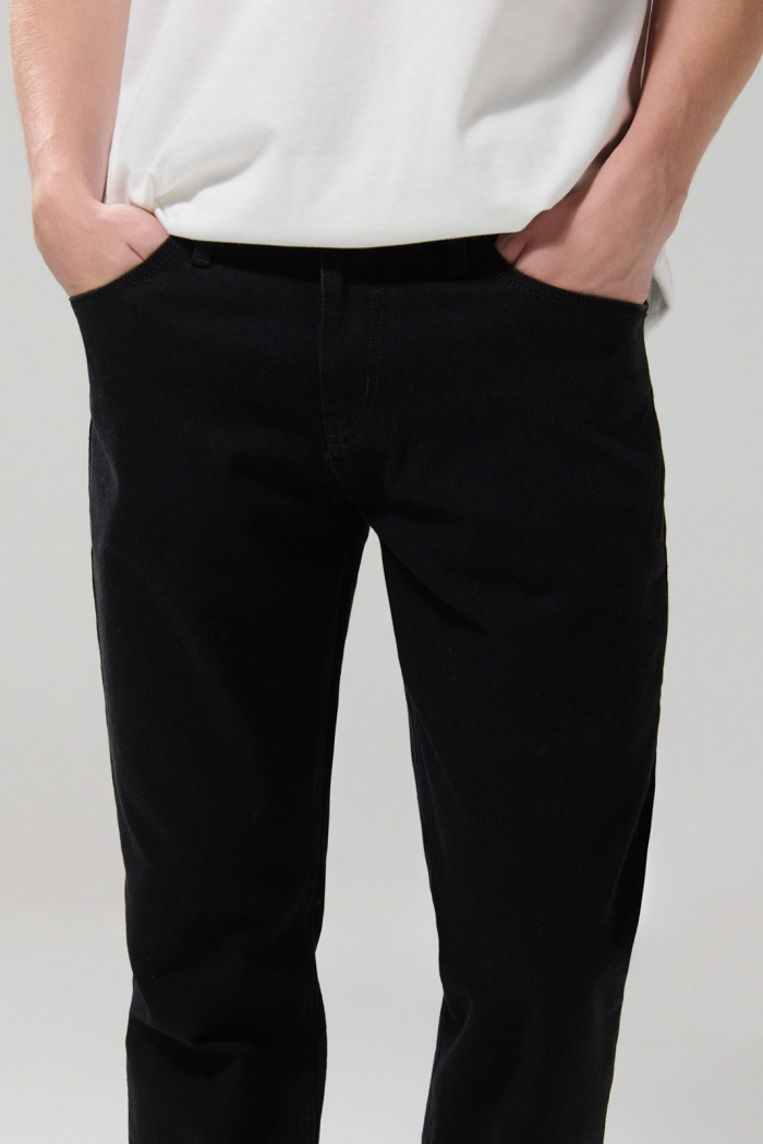 Jean tiro bajo negro slim con 5 bolsillos y cremallera