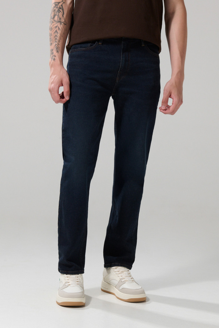 Jean azul intenso straight leg bota recta con tiro bajo