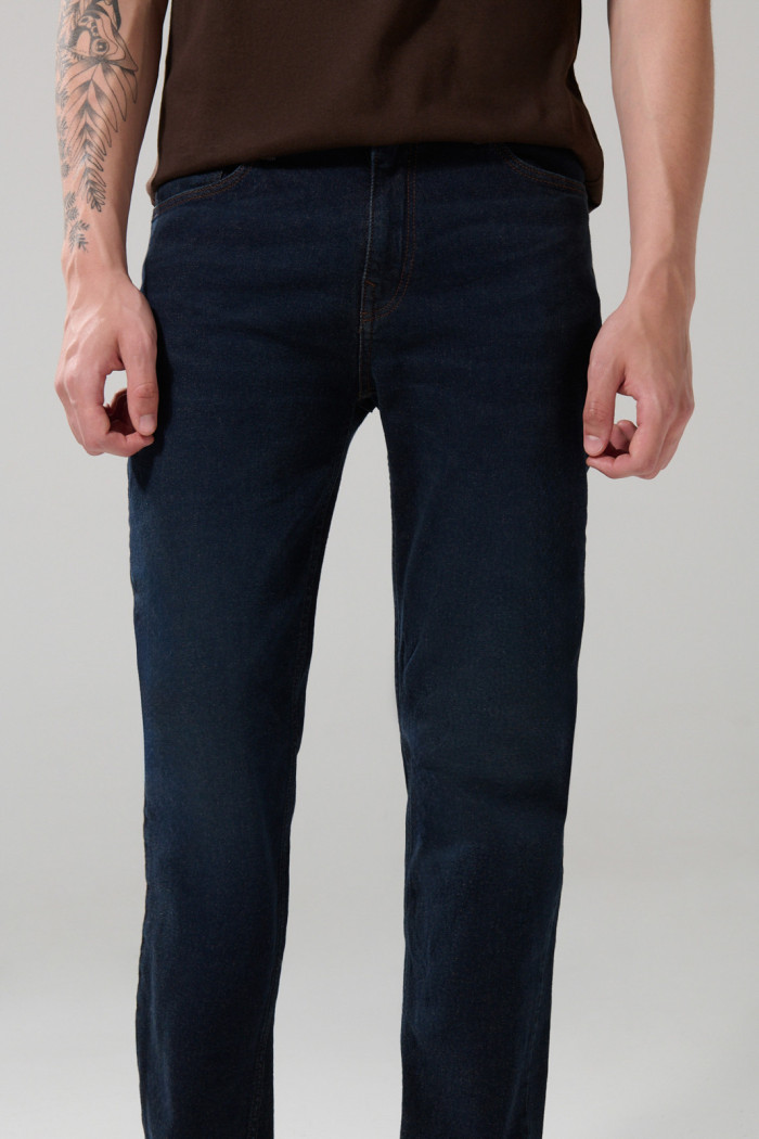 Jean azul intenso straight leg bota recta con tiro bajo