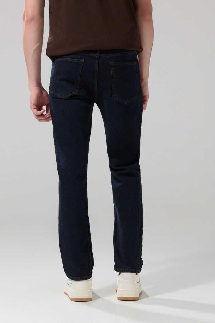 Jean azul intenso straight leg bota recta con tiro bajo