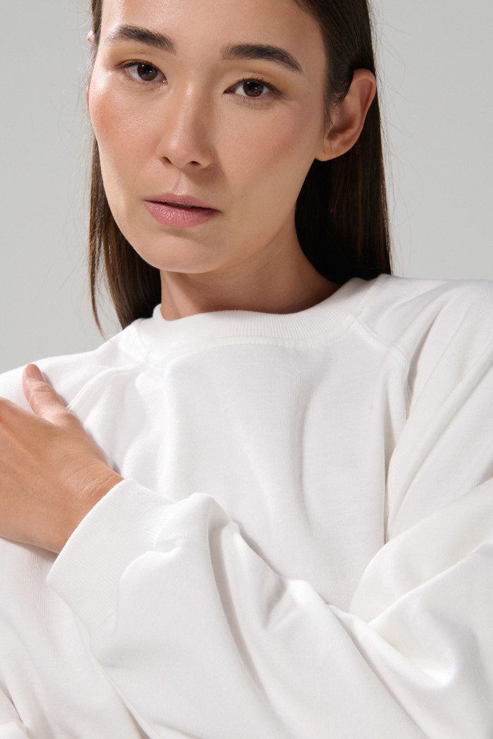 Buzo oversize cuello redondo unicolor con manga ranglan