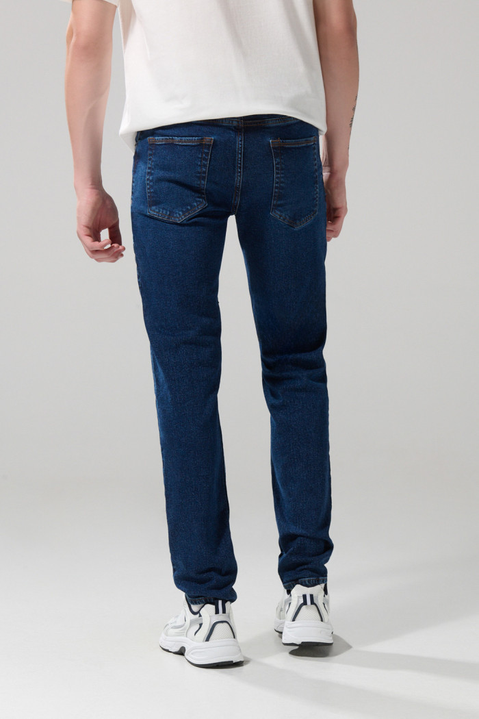 Jean slim 5 bolsillos azul oscuro con ajuste ceñido