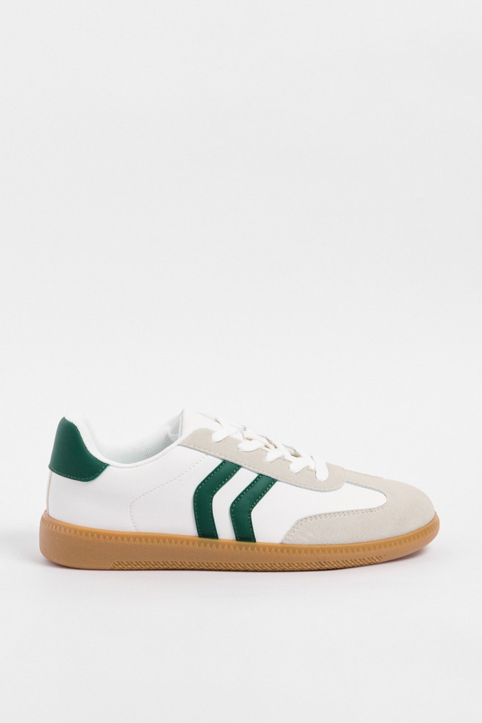 Tenis casuales cremas con contrastes verdes y cortes