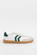 Tenis casuales cremas con contrastes verdes y cortes