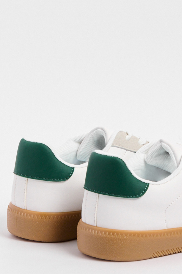 Tenis casuales cremas con contrastes verdes y cortes
