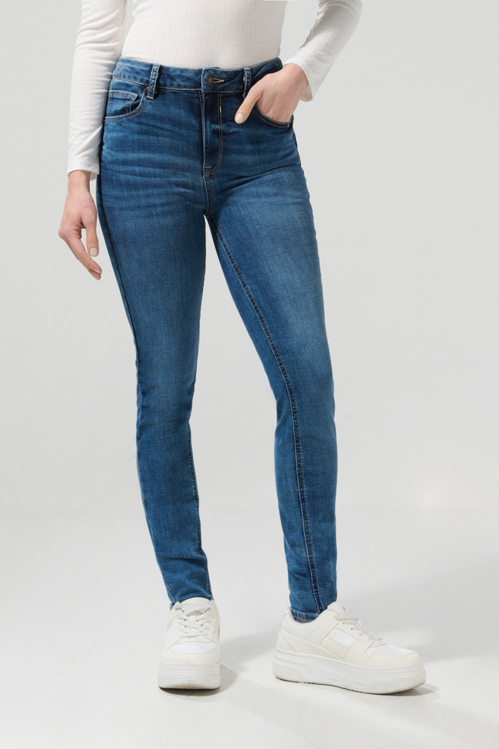 Jean tiro alto azul con efecto push up y realce posterior