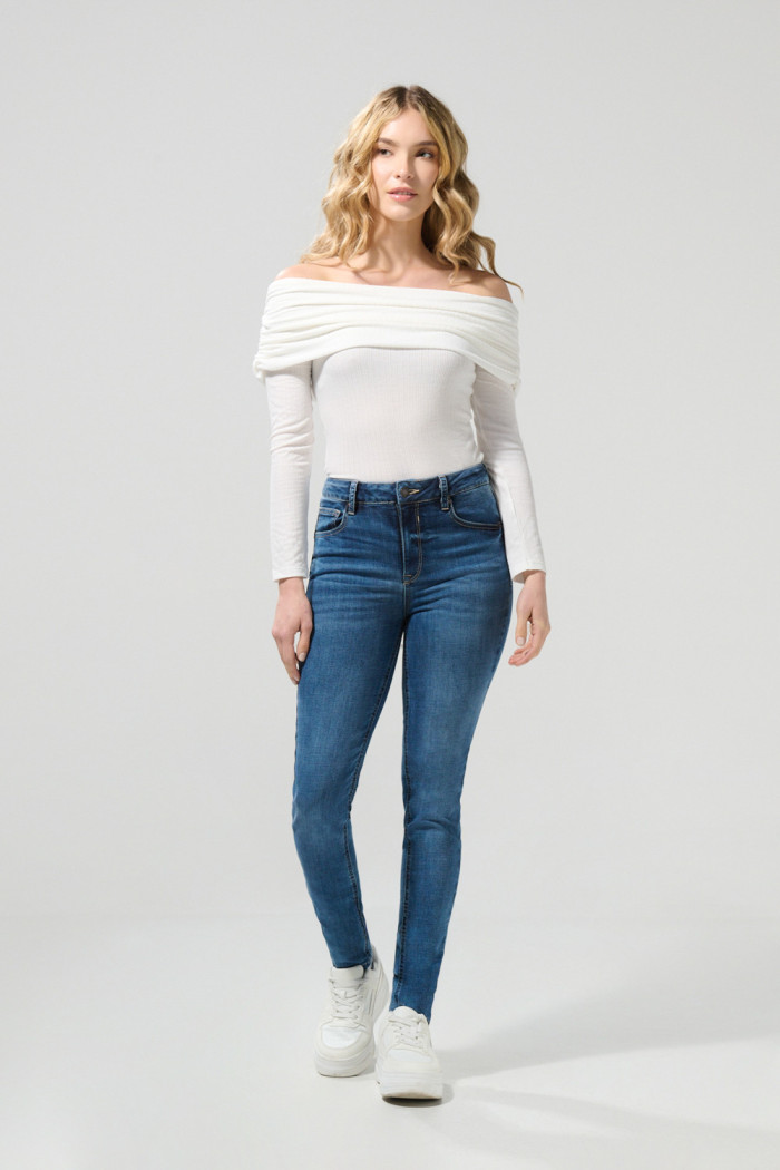 Jean tiro alto azul con efecto push up y realce posterior