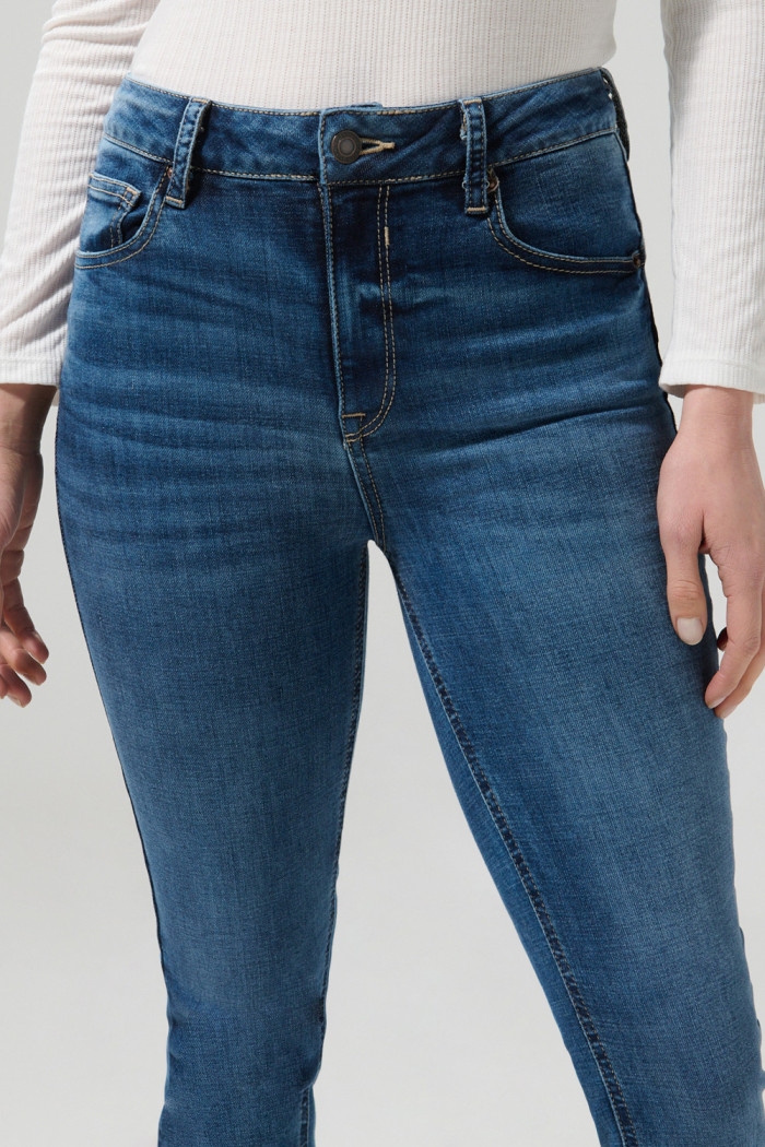 Jean tiro alto azul con efecto push up y realce posterior