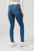 Jean tiro alto azul con efecto push up y realce posterior