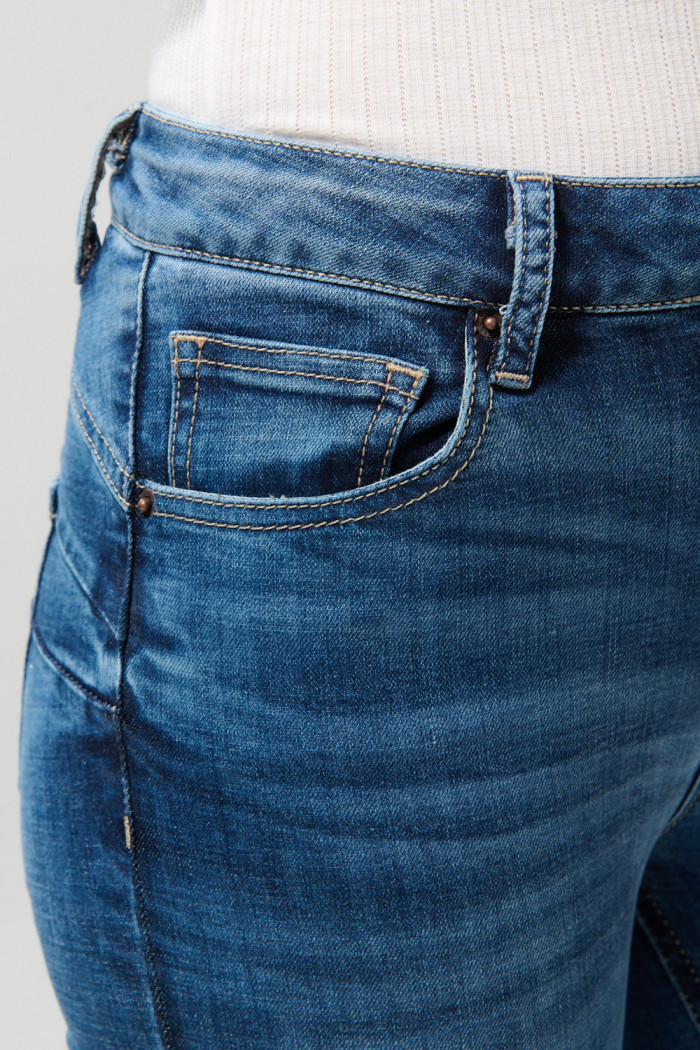 Jean tiro alto azul con efecto push up y realce posterior