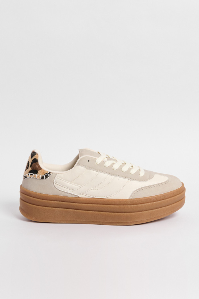 Tenis de plataforma cremas con diseño animal print posterior