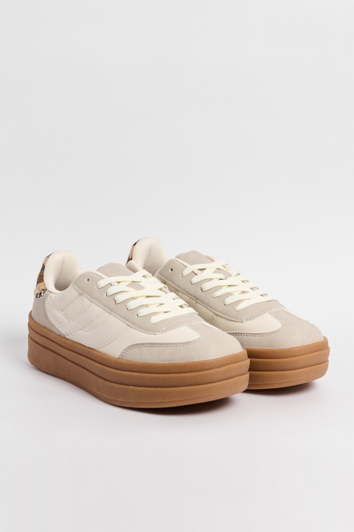 Tenis de plataforma cremas con diseño animal print posterior