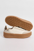 Tenis de plataforma cremas con diseño animal print posterior