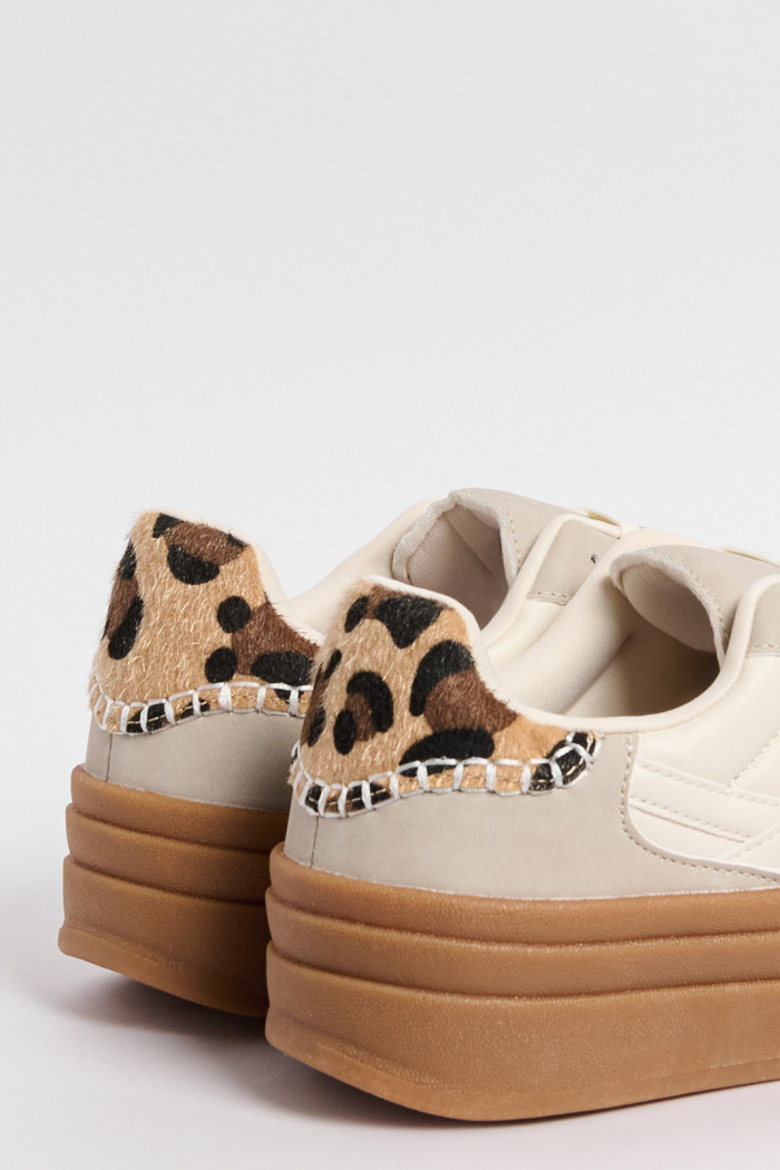 Tenis de plataforma cremas con diseño animal print posterior