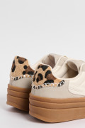 Tenis de plataforma cremas con diseño animal print posterior