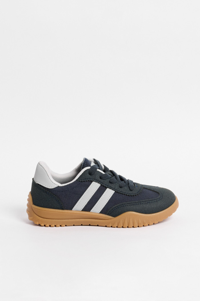 Tenis casuales azules intensos con contrastes blancos