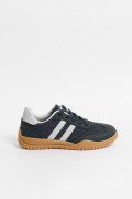 Tenis casuales azules intensos con contrastes blancos