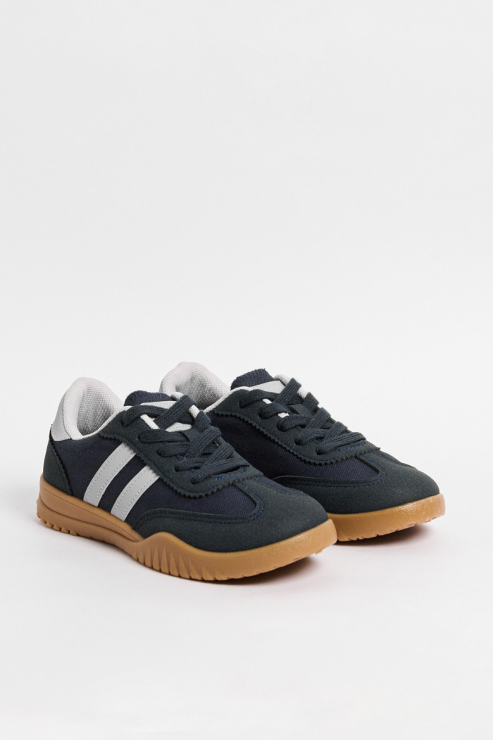 Tenis casuales azules intensos con contrastes blancos