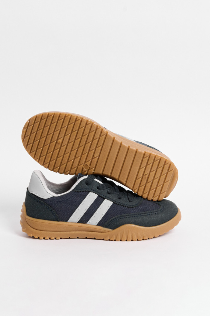 Tenis casuales azules intensos con contrastes blancos